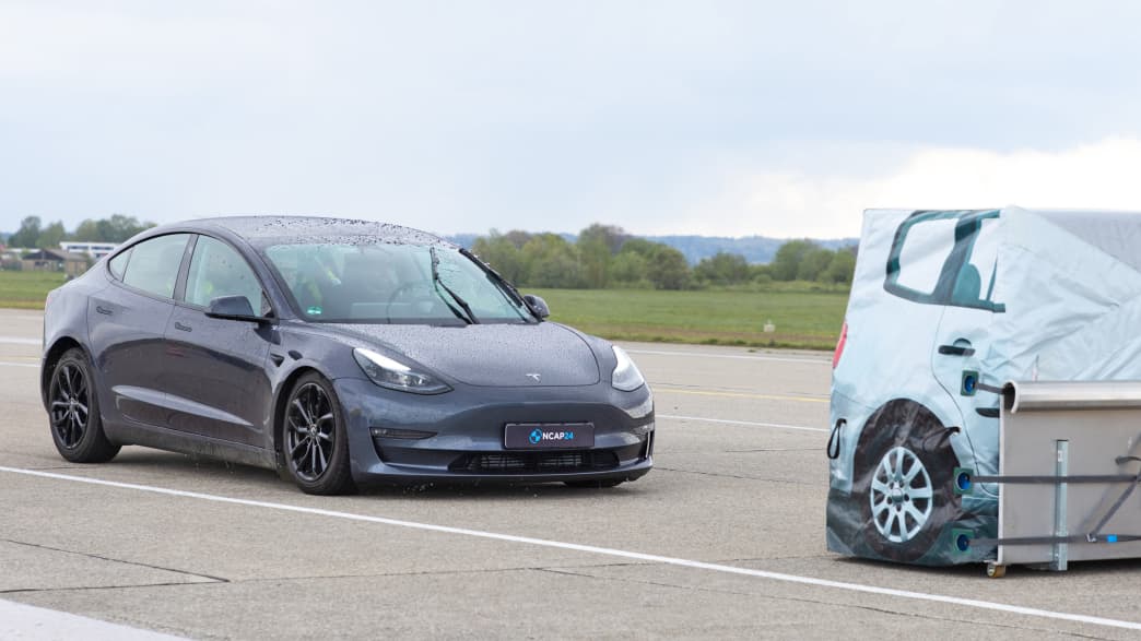 Ein Tesla fährt auf einen Dummy zu beim NCAP24-Kongress in Penzing