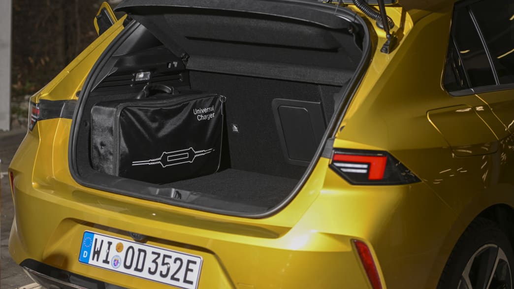 Kofferraumansicht mit der Tasche fürs Ladekabel im Opel Astra Hybrid