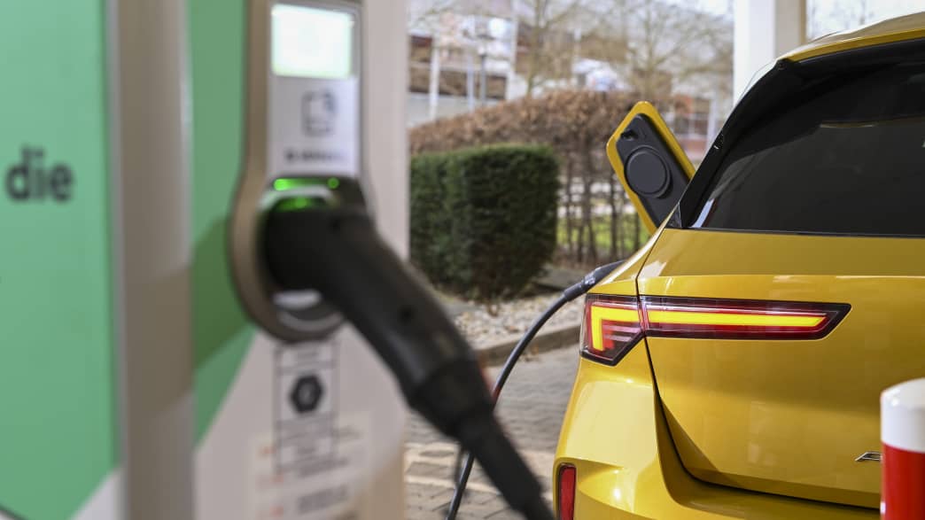 Nahaufnahme der E-Ladestation und Heck mit Rücklicht des Opel Astra Hybrid