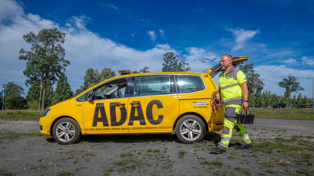Ein ADAC Pannenhelfer in Leipzig