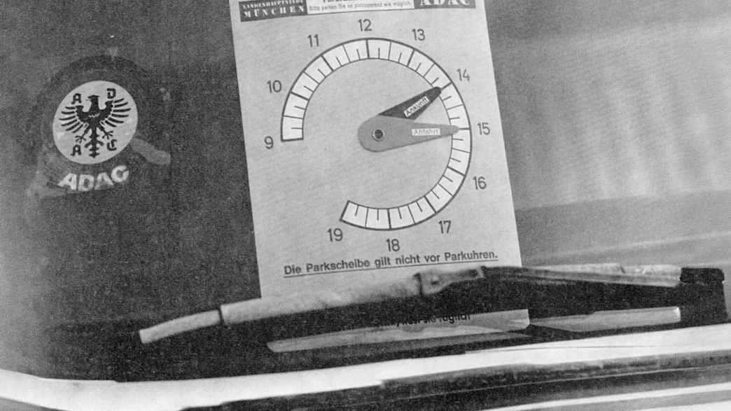 Eine Parkscheibe an einem Auto von 1960