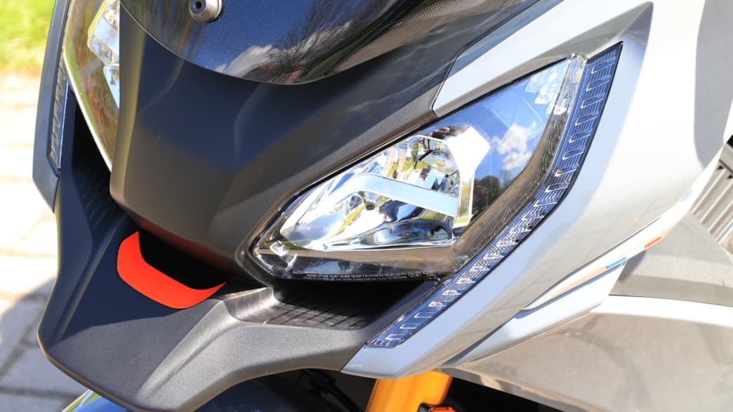 Motorroller Peugeot XP400 GT Vorderlichter