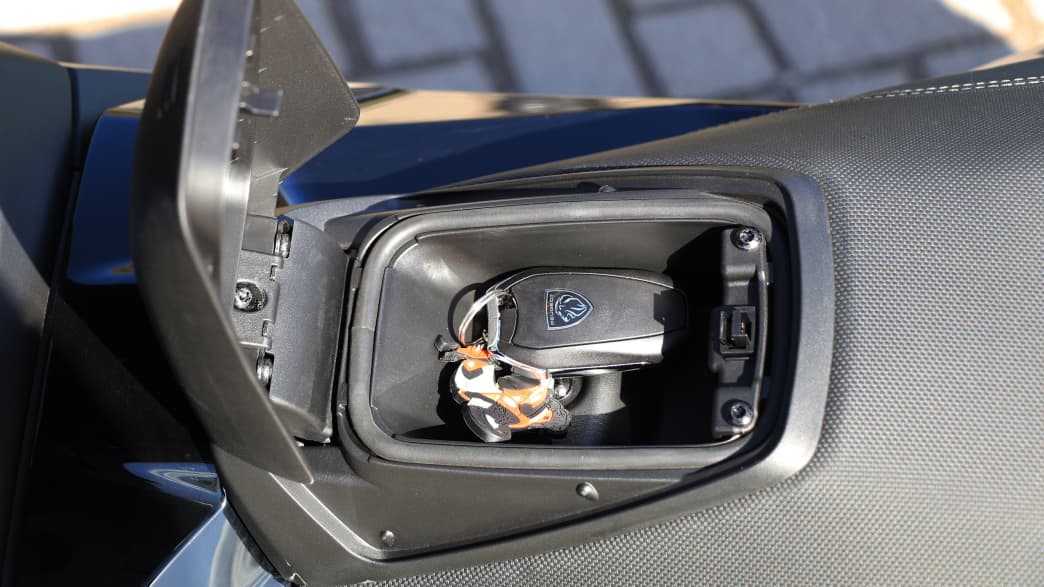 Stauraum in der Sitzfläche des Motorrollers Peugeot XP400 GT