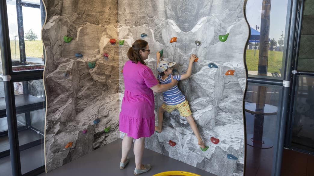 Eine Mutter mit ihrem Sohn an der Kletterwand in der Raststätte Fürholzen