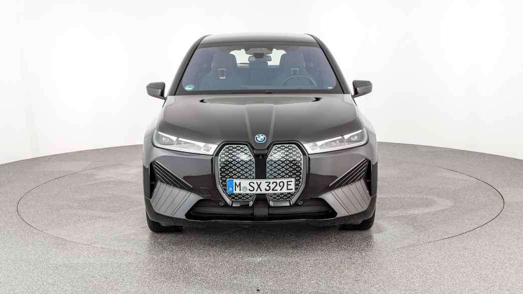 Frontansicht eines BMW IX xDrive