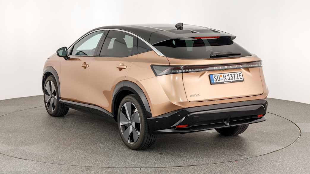 Dreiviertel Heckansicht eines Nissan Ariya