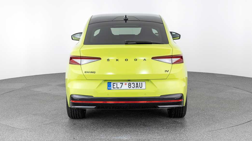 Heckansicht eines stehenden Skoda Enyaq Coupe RS