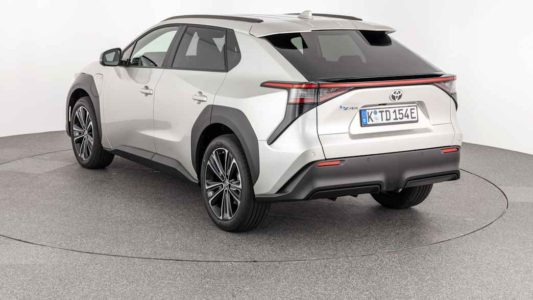 Dreiviertel Heckansicht eines Toyota BZ4X