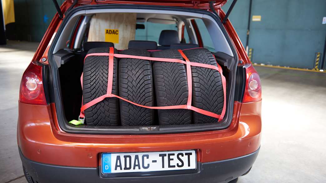 Einladung der Reifen in ein Auto als Tests zum Thema Ladungssicherung Reifen