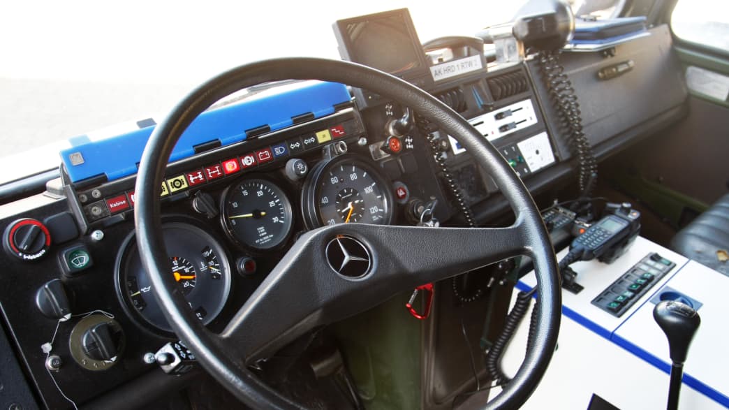 Das Cockpit des Johanniter Mercedes Unimog aus den 80ger Jahren