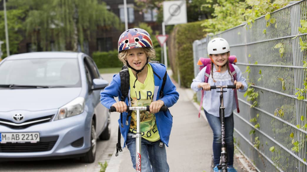 Kinder auf dem Weg zur Schule