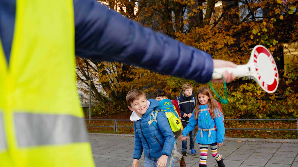 Kinder auf dem Weg zur Schule