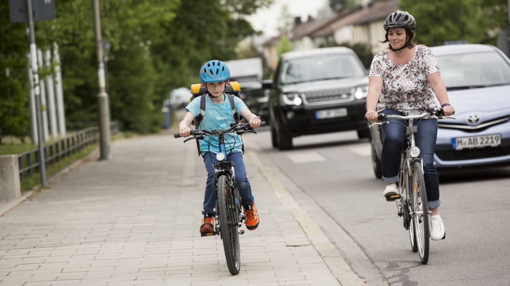 Kinder auf dem Weg zur Schule