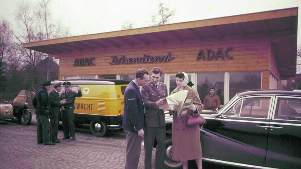 Eröffnung der Straßenwachtstation "Isartaler Holzhaus" bei München im September 1957