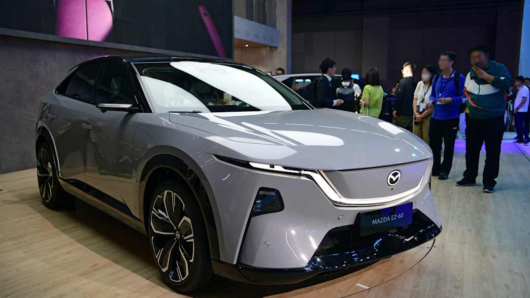 Front und Seitenansicht eines Mazda EZ-60 auf der Shanghai Autoshow