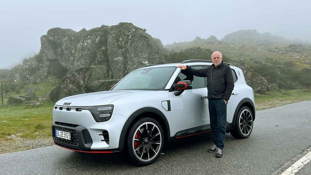 Redakteuer Wolfgang Rudschies steht neben der Fahrerseite des Smart #5