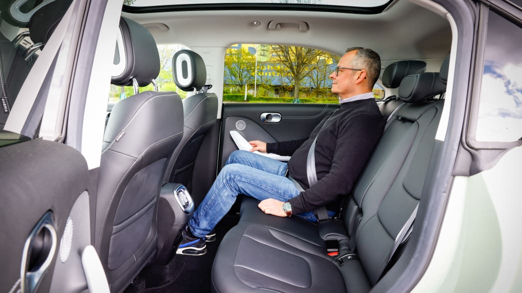 ADAC Redakteur Jochen Wieler sitzt auf der Rückbank eines Smart #1