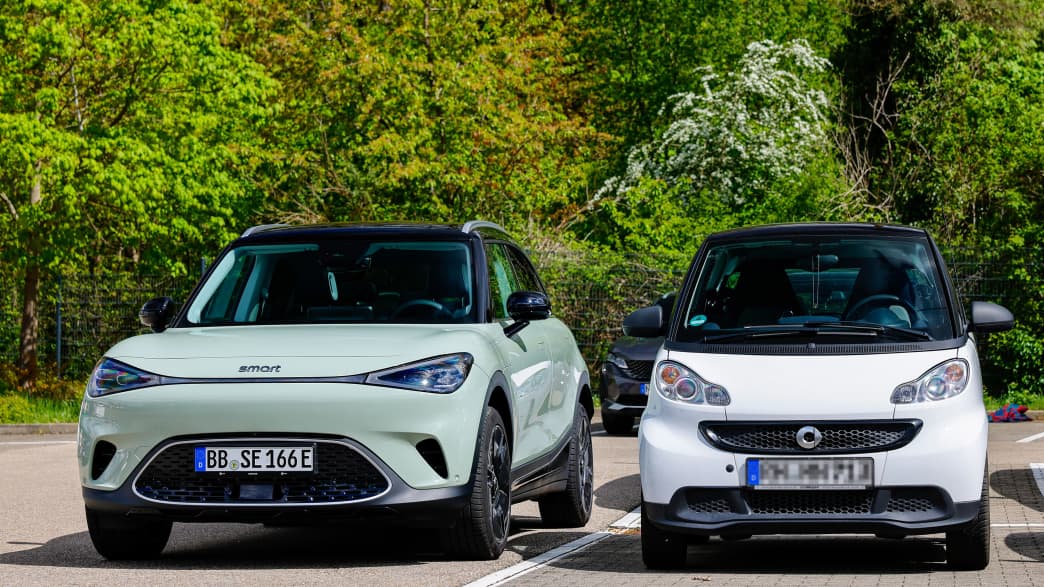 Ein Smart #1 steht neben einem Smart Fortwo