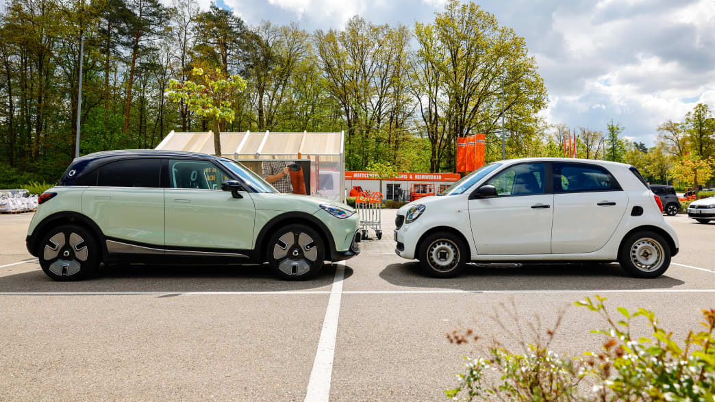 Ein Smart #1 steht einem Smart Fortwo Front zu Front gegenüber