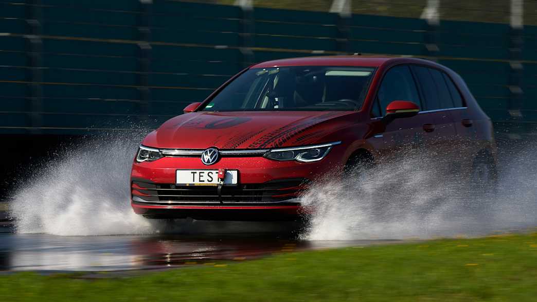 Ein VW Golf fährt auf einer nassen Teststrecke im Contidrom in Hannover