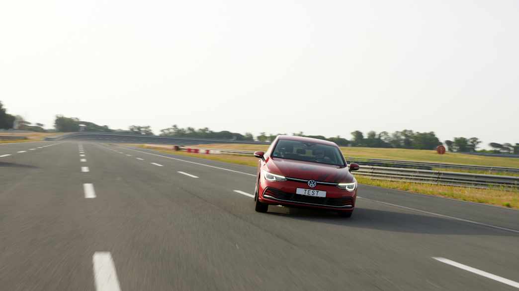Ein VW Golf fährt auf der Teststrecke in Rom beim ADAC Sommerreifentest 2025