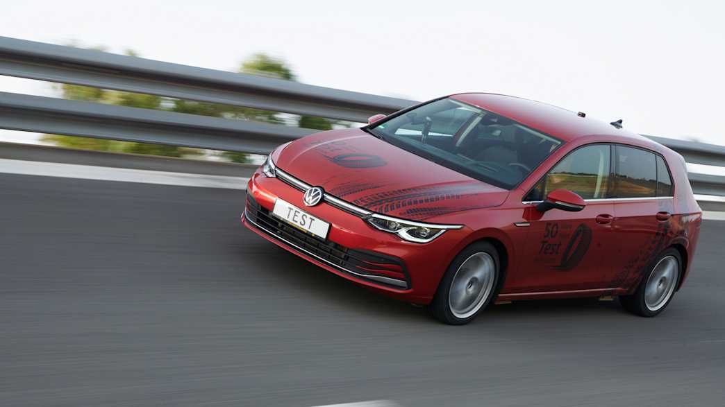 Ein VW Golf fährt auf der Teststrecke in Rom beim ADAC Sommerreifentest 2025