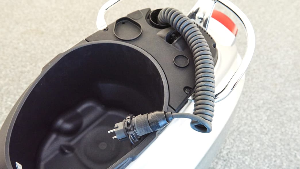 Das Ladekabel der Vespa Elettrica 70 unter dem Sattel