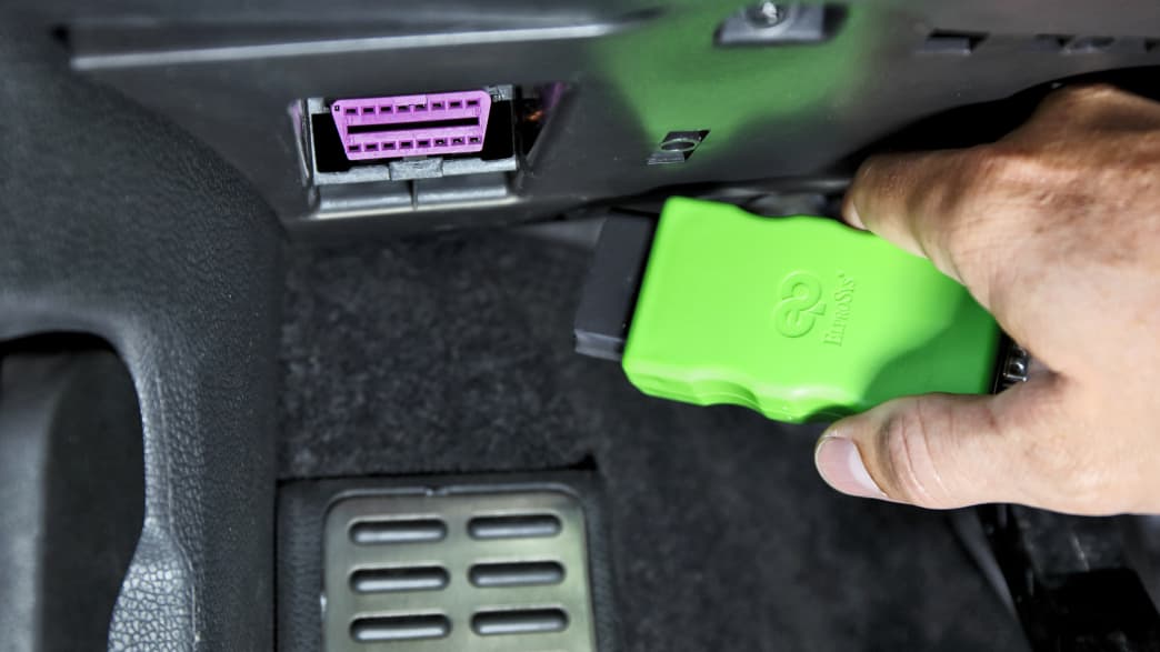 Mit einem Gerät wird der Tachostand des Autos manipuliert