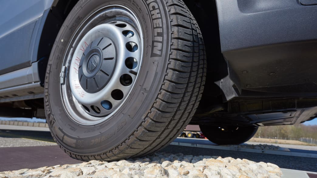 Nahaufnahme des Hinterreifen eines VW Grand California 600