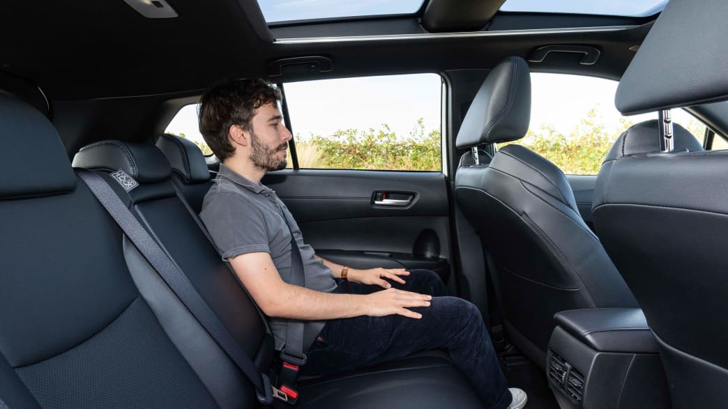Ein Mann sitzt auf der Rückbank des Toyota Corolla Cross