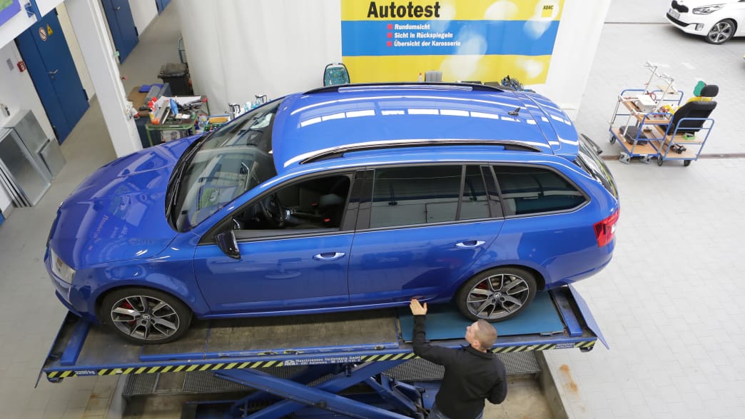 ADAC Mitarbeiter beim Fahrzeugtest
