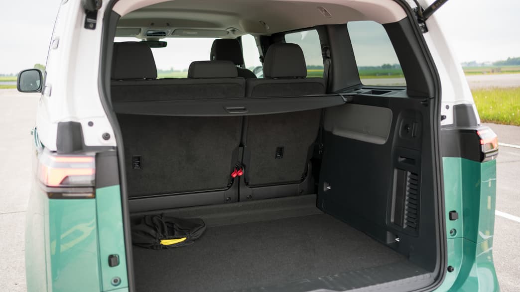 Der VW Bus T7 Multivan beziehungsweise der  ID Buzz im Vergleichstest