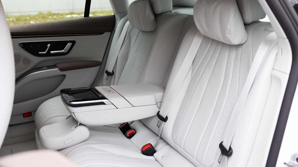 Detail der Rückbank ausgeklappt des Mercedes EQS580
