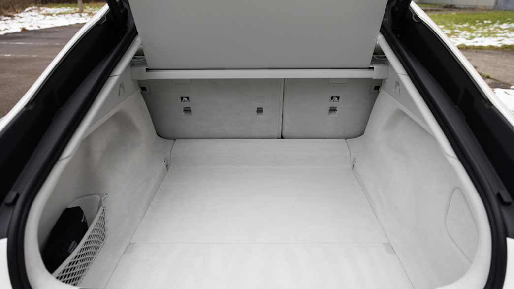 Detail des Kofferraum des Mercedes EQS580