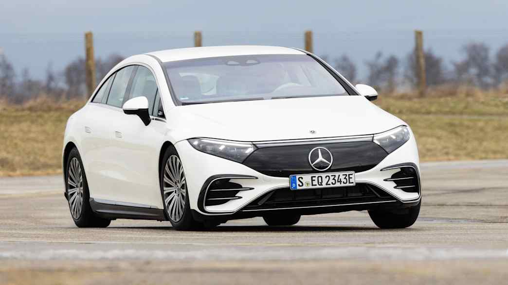 Aufnahme draußen des fahrenden Mercedes EQS580