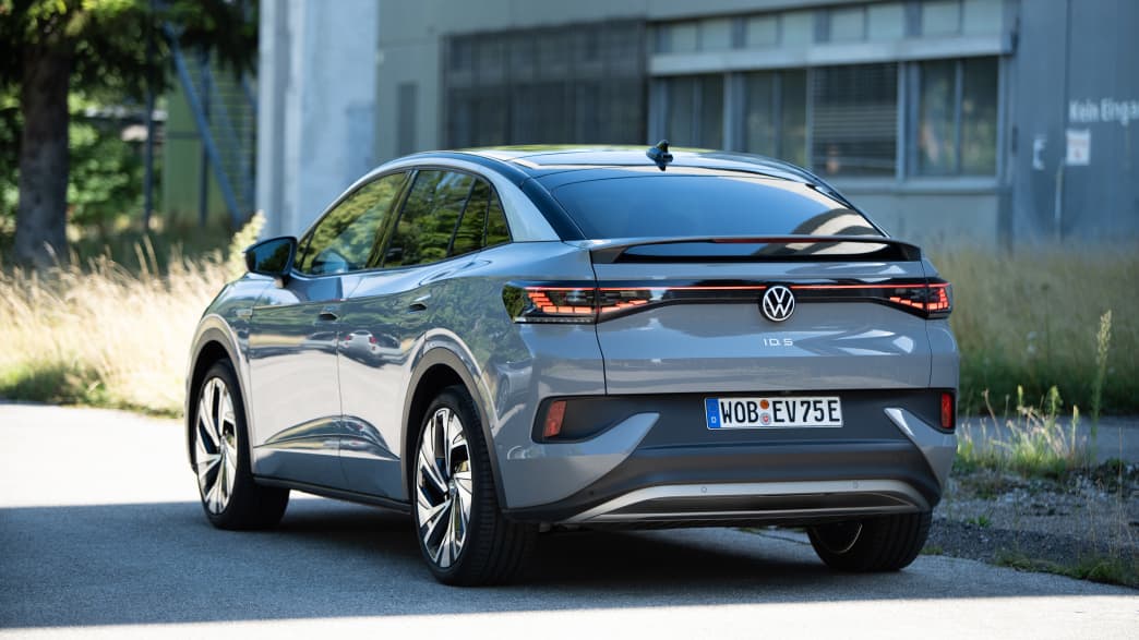 Der VW ID.5 stehend von hinten fotografiert