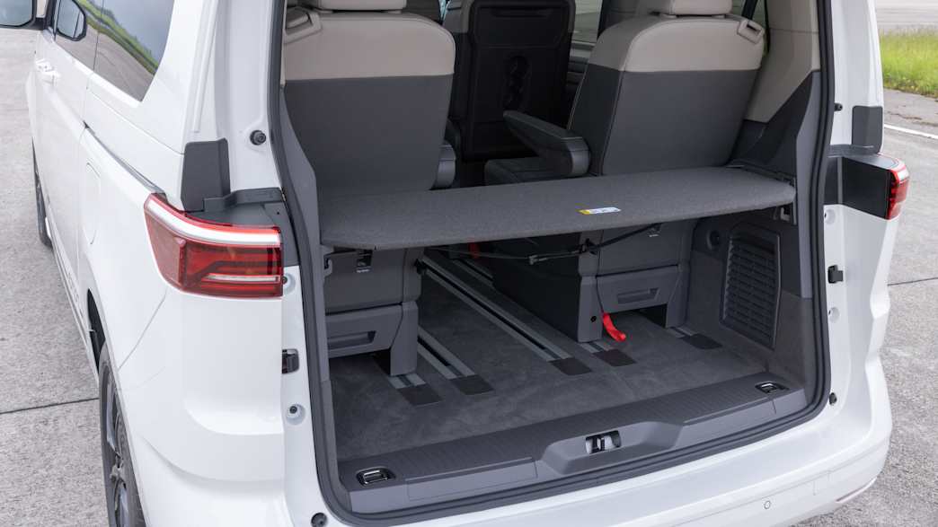 Der VW Bus T7 Multivan beziehungsweise der  ID Buzz im Vergleichstest