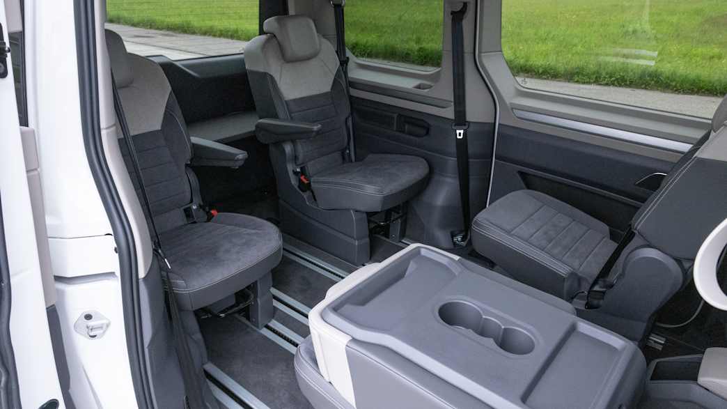 Der VW Bus T7 Multivan beziehungsweise der  ID Buzz im Vergleichstest