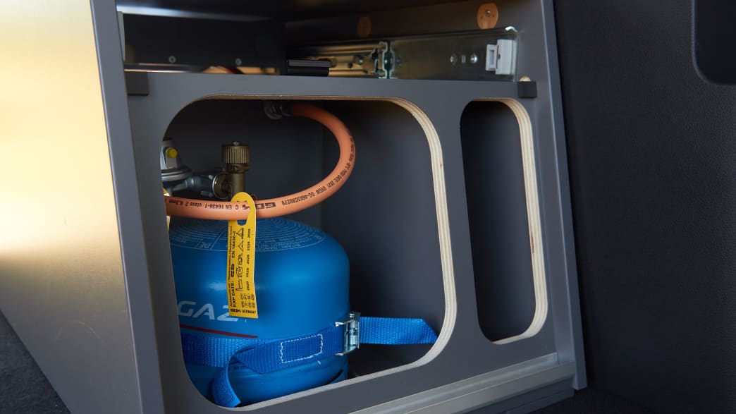 Die Gasflasche im VW Caddy California Maxi