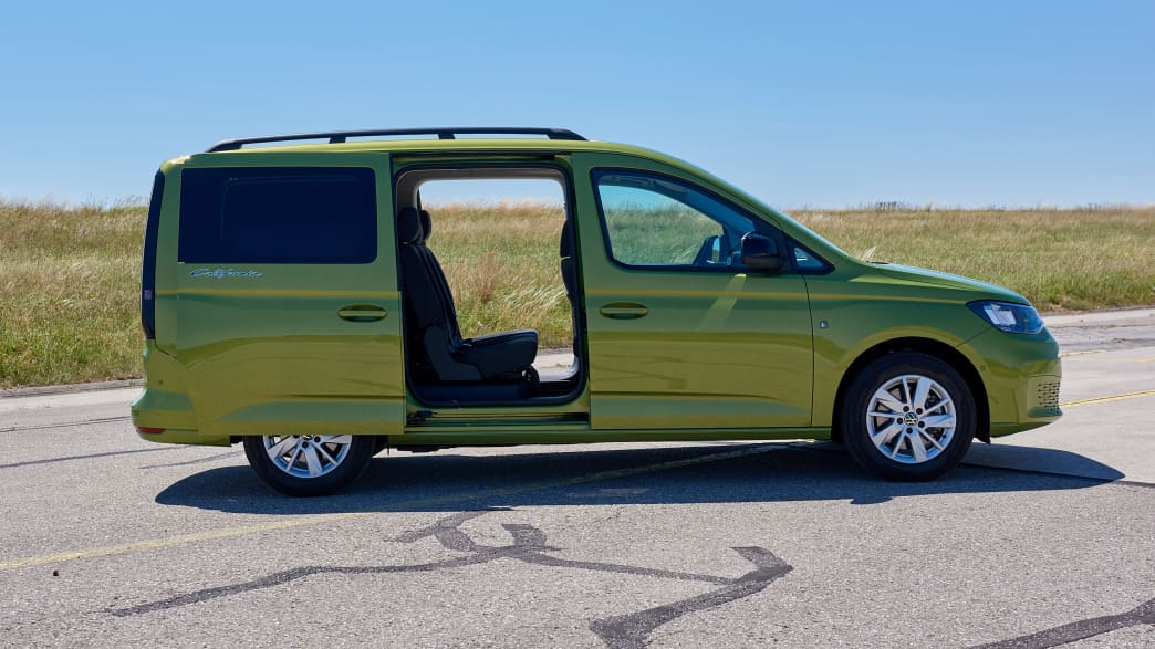 Der VW Caddy California Maxi stehend mit geöffneter Tür seitlich zu sehen