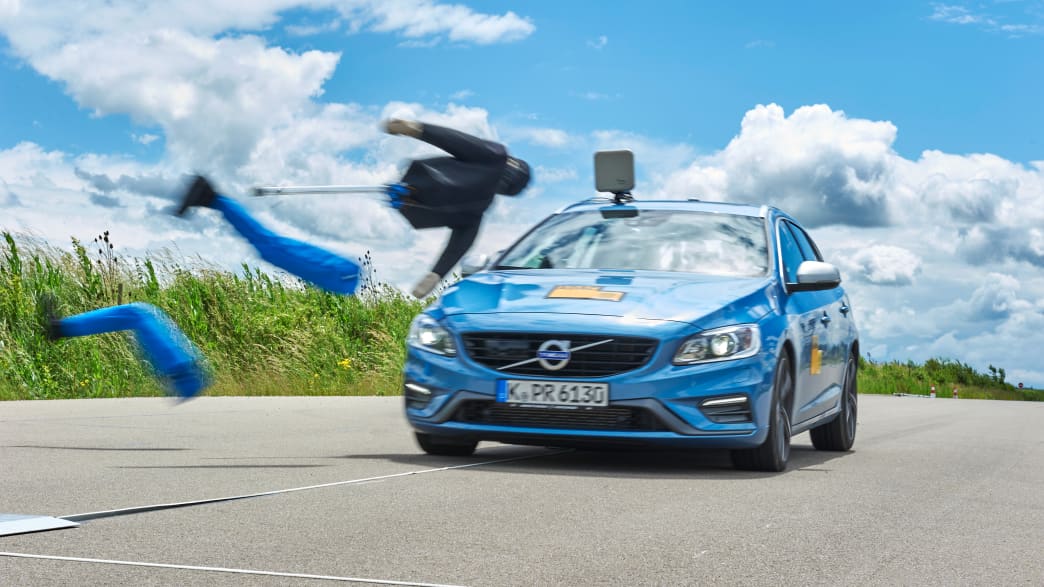 Test eines Unfalls mit Radfahrer Dummie und blauem Volvo auf dem Testfeld Penzing