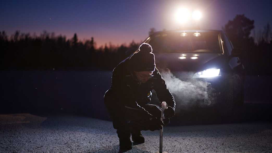 Die Boden und Lufttemperatur wird während dem Winterreifentest in Ivalo gemessen