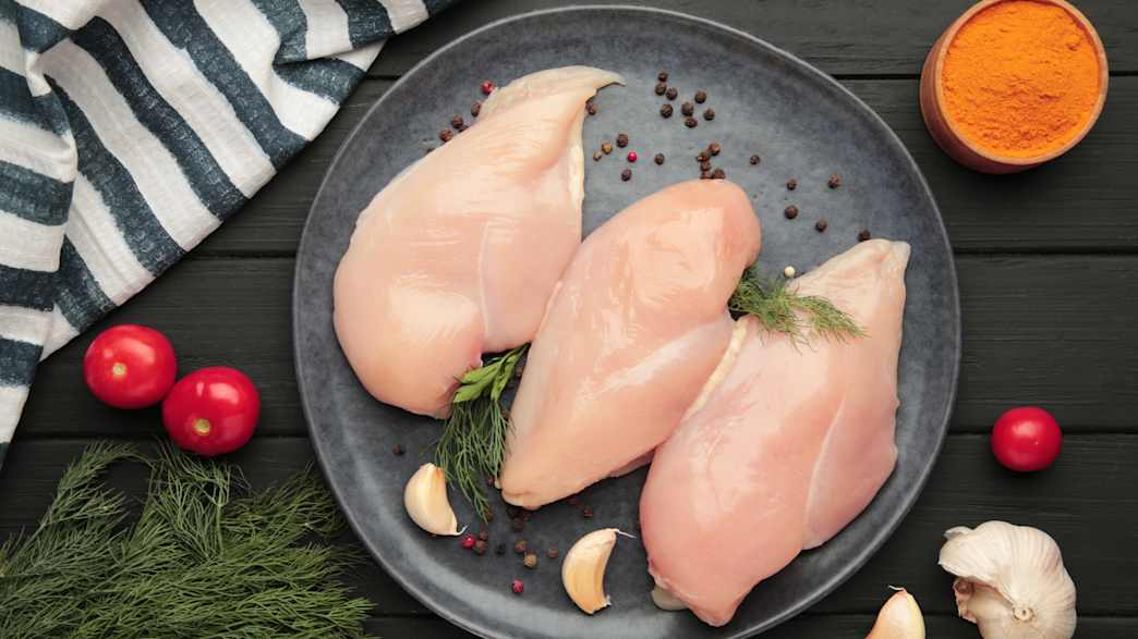 Rohes Geflügelfleisch liegt in einer Pfanne