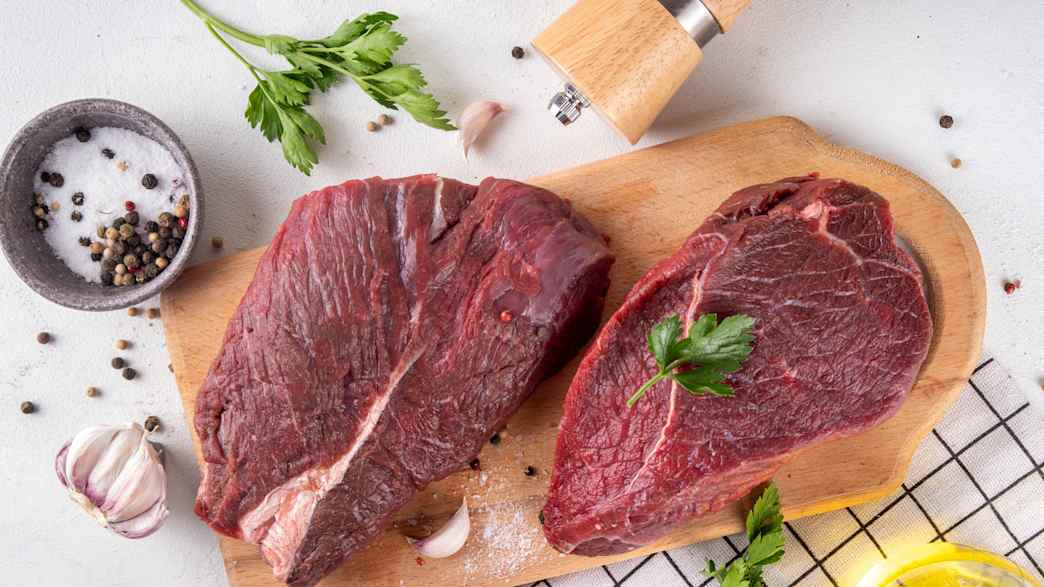 rohes Fleisch liegt auf einem Holzbrett