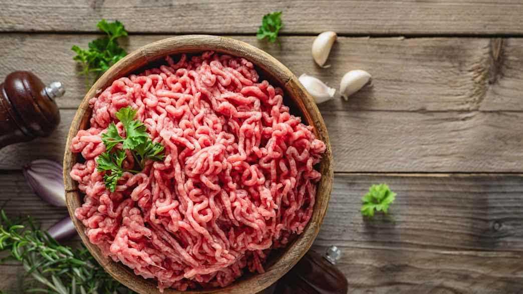 Rohes Hackfleisch in einer Schüssel