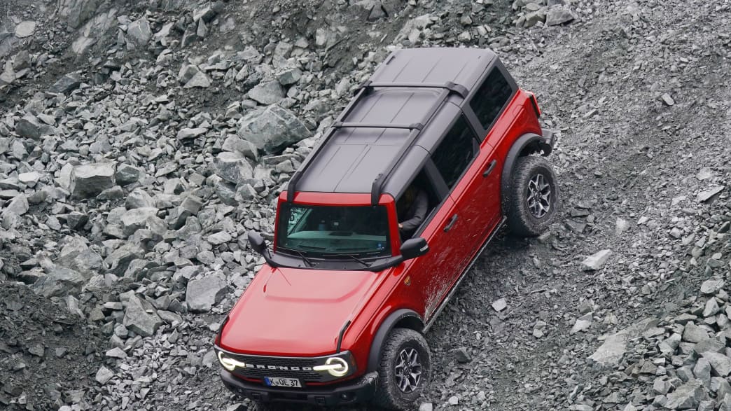 Der Ford Bronco auf einer Offroad Straße fahrend zu sehen