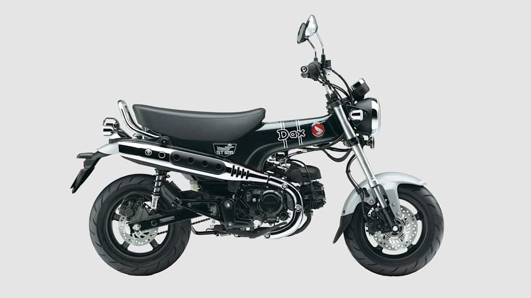 Eine Honda ST125 DAX seitlich stehend zu sehen