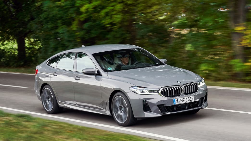 Front und Seitenansicht eines fahrenden BMW 6er GT