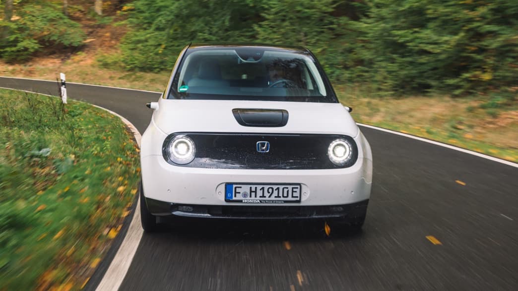 Frontansicht eines fahrenden Honda e