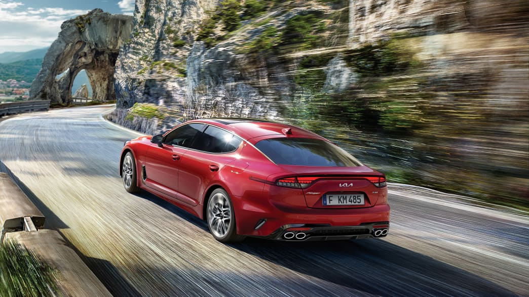 Heck und Seitenansicht eines fahrenden Kia Stinger